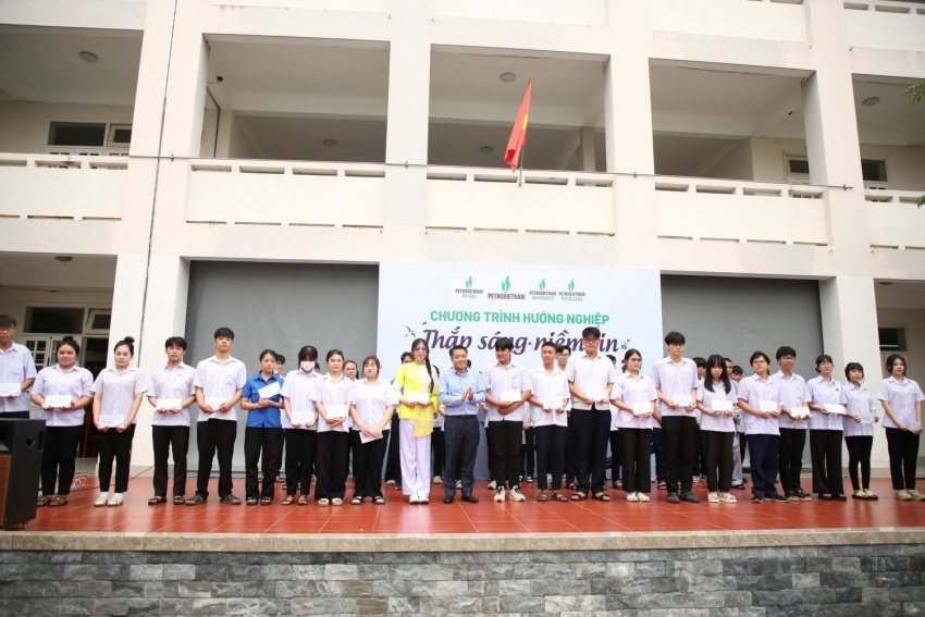 Petrovietnam thắp sáng niềm tin, tiếp sức tương lai cho thế hệ trẻ TP. Hồ Chí Minh Petrovietnam thắp sáng niềm tin, tiếp sức tương lai cho thế hệ trẻ TP Hồ Chí Minh
