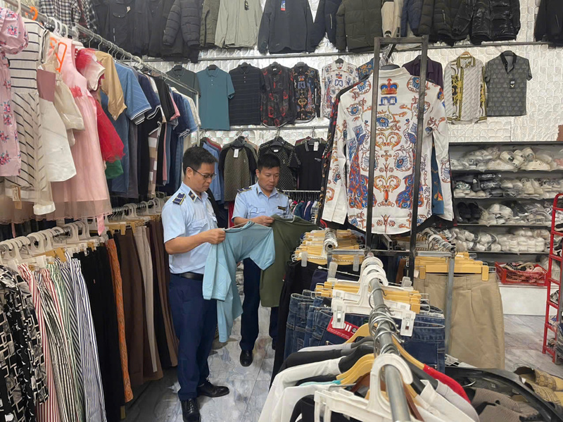 Lực lượng Quản lý thị trường tỉnh Lào Cai kiểm tra hàng hóa tại cơ sở kinh doanh trong đợt cao điểm tết Nguyên đán. Ảnh: NL