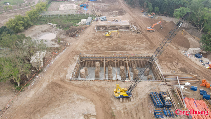 Sau 3 tháng khởi công, công trường đang diễn ra với nhịp độ khẩn trương. Hàng trăm công nhân, kỹ sư cùng nhiều máy móc, thiết bị hiện đại được điều động, triển khai đồng loạt để xây dựng phần cầu chính.