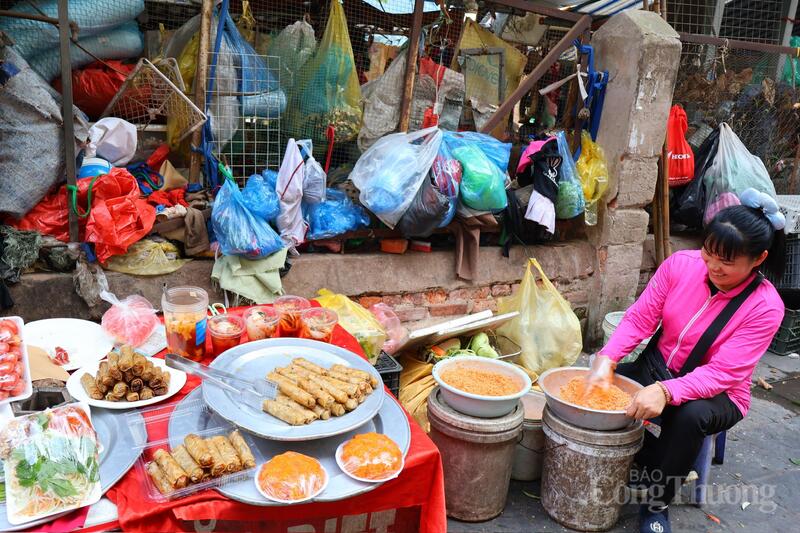 Các món ăn truyền thống như nem rán có giá 60.000 - 80.000 đồng/10 cái, nộm 25.000 đồng/đĩa và xôi gấc khoảng 30.000 đồng/đĩa.