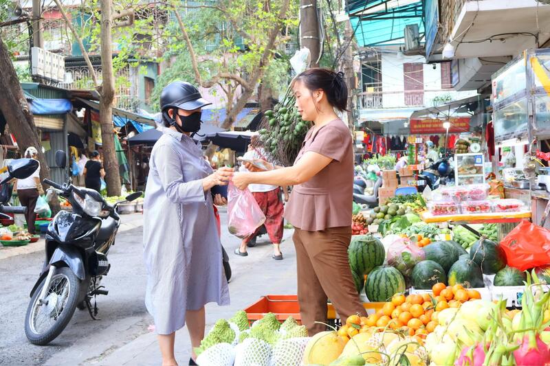 Người dân Thủ đô tất bật sắm lễ trong ngày rằm tháng Giêng - 6