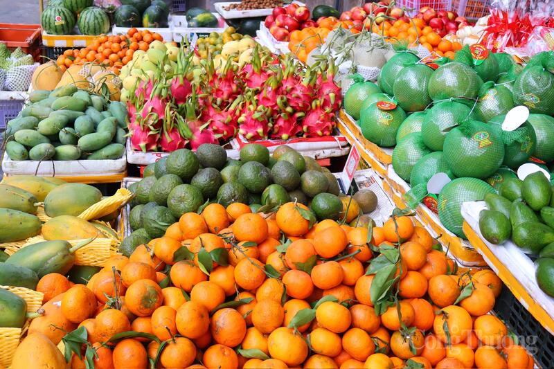 Thanh long có giá khoảng 50.000 đồng/kg, na khoảng 80.000 đồng/kg.
