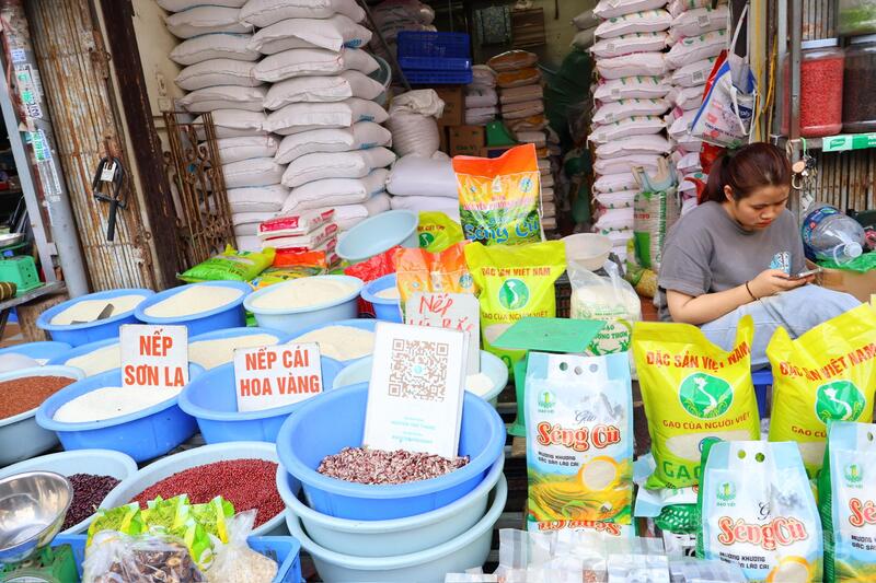 Mặt hàng gạo nếp đa dạng chủng loại như nếp cái hoa vàng, nếp nương với mức giá từ 25.000 - 50.000 đồng/kg.