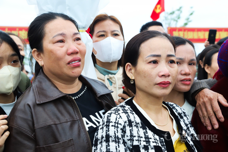 Người thân xúc động tiễn tân binh lên đường hành quân.