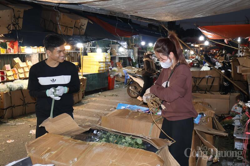 Hà Nội: Chợ hoa Quảng An nhộn nhịp, giá tăng cao dịp 8/3 - 8