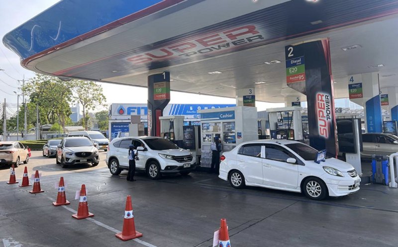Hàng xe dài chờ tiếp nhiên liệu tại các cửa hàng xăng dầu Thái Lan. Ảnh: Pattayamail