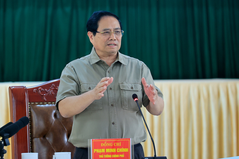 Thủ tướng chủ trì cuộc làm việc với các bộ, ngành, cơ quan, địa phương sau cuộc kiểm tra. Ảnh: VGP/Nhật Bắc