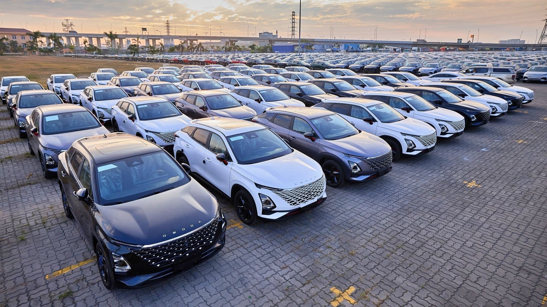 Mặt hàng ô tô nguyên chiếc nhập khẩu tháng 2 hồi phục so với tháng đầu năm - Ảnh: OJV