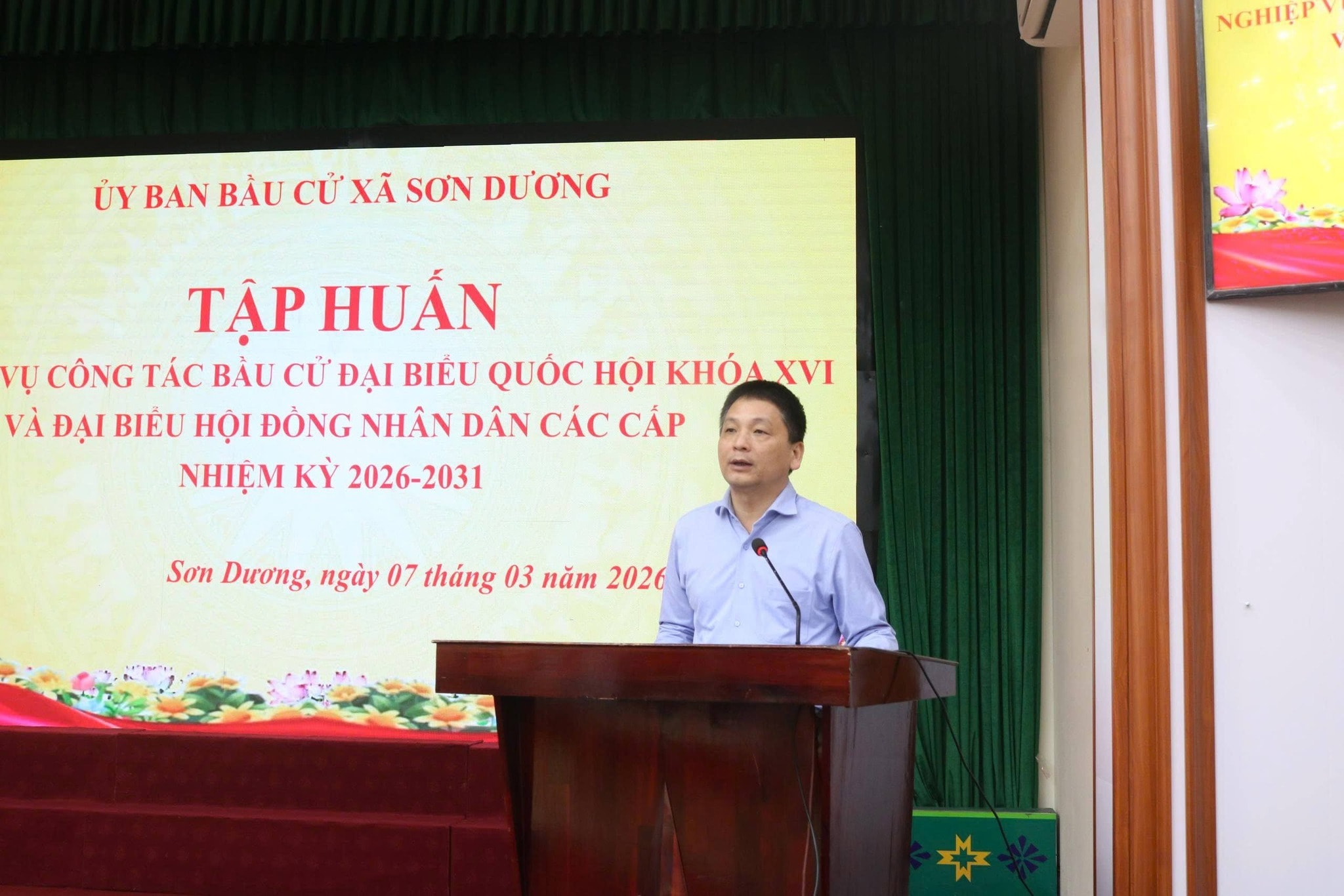 Chủ tịch xã Sơn Dương phát biểu chỉ đạo trong buổi tập huấn bầu cử