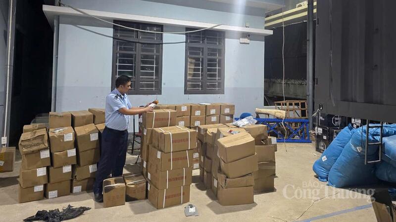 Quản lý thị trường Đắk Lắk kiểm tra, xử lý lô hàng không rõ nguồn gốc xuất xứ đầu tháng 2/2026. Ảnh: Vũ Long