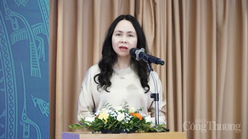 Bà Lê Hoàng Oanh, Cục trưởng Cục Thương mại điện tử và Kinh tế số phát biểu khai mạc hội thảo