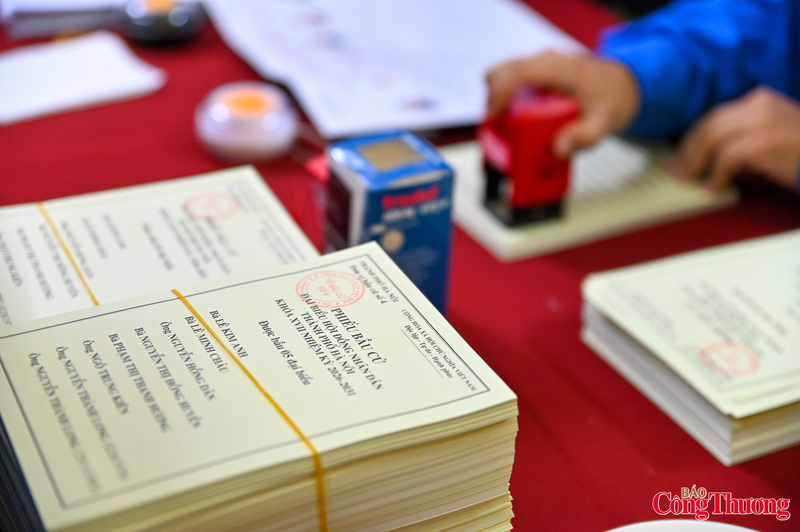 Trong căn phòng sinh hoạt chung của tổ dân phố, những chồng phiếu được xếp ngay ngắn trên bàn.