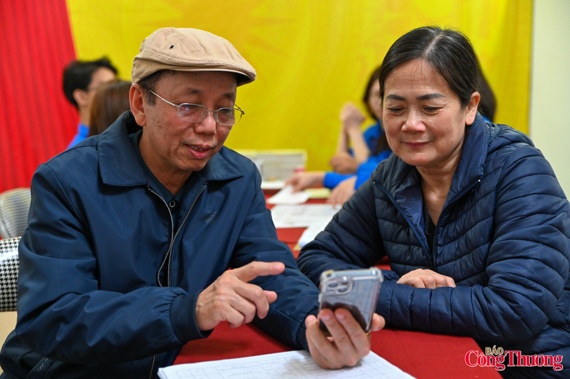 Ông Việt cho biết, so với kỳ bầu cử cách đây 5 năm, công tác tuyên truyền hiện nay thuận lợi hơn nhiều. Nếu trước đây chủ yếu phải dùng loa phát thanh để thông báo, thì nay thông tin có thể được truyền tải nhanh chóng qua tin nhắn và các nhóm chat của khu dân cư.