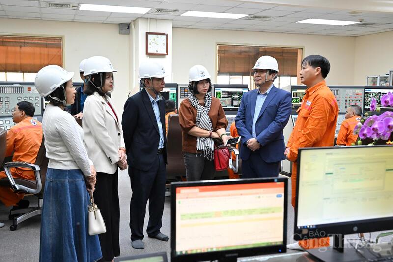 Ông Nguyễn Hoàng Hải (thứ 2 từ phải sang) chia sẻ về công tác sản xuất điện năm 2026 và chuẩn bị cho dự án nâng cấp hệ thống xử lý khí thải dây chuyền 2. Ảnh: Nam Nguyễn