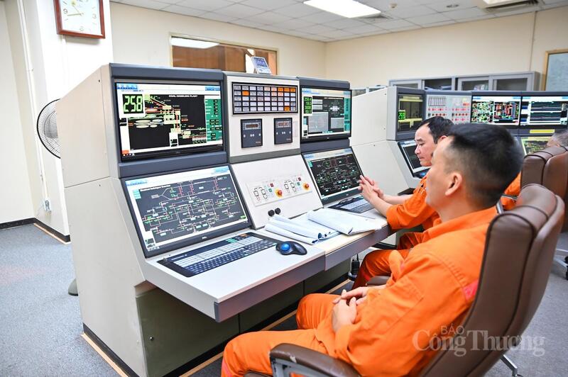 Phòng điều khiển trung tâm của Nhà máy Nhiệt điện Phả Lại. Ảnh: Nam Nguyễn