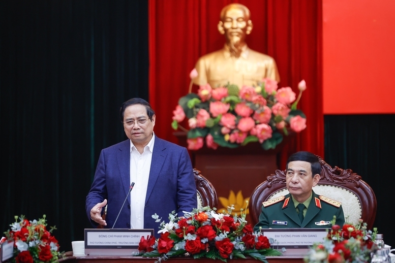 Thủ tướng Chính phủ cũng đề nghị tập trung phát triển công nghiệp quốc phòng theo hướng chủ động, tự lực, tự cường, lưỡng dụng, hiện đại. Ảnh: VGP/Nhật Bắc