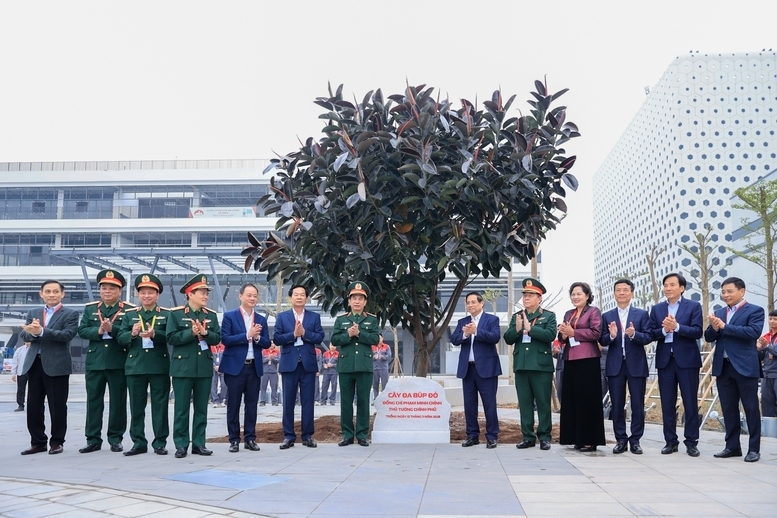 Thủ tướng Chính phủ Phạm Minh Chính trồng cây lưu niệm tại trụ sở Tập đoàn Công nghiệp - Viễn thông Quân đội (Viettel). Ảnh: VGP/Nhật Bắc
