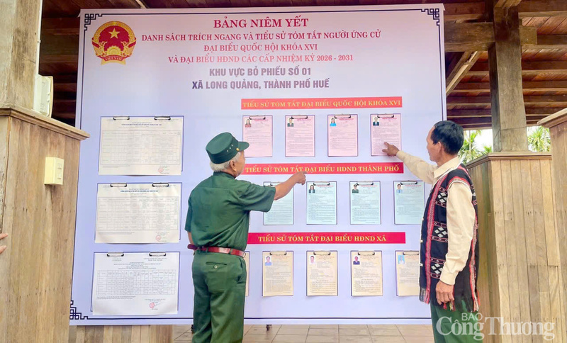 Cử tri xã Long Quảng tìm hiểu thông tin về các ứng cử viên