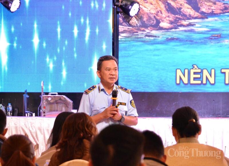 Ông Đinh Văn Hà, Phó Chi cục trưởng Chi cục Quản lý thị trường tỉnh Gia Lai tuyên truyền phổ biến pháp luật về giá, an toàn thực phẩm gắn với Năm Du lịch quốc gia - Gia Lai 2026 cho các tổ chức, cá nhân.