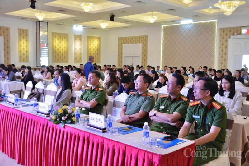 Các đại biểu tham dự hội nghị.