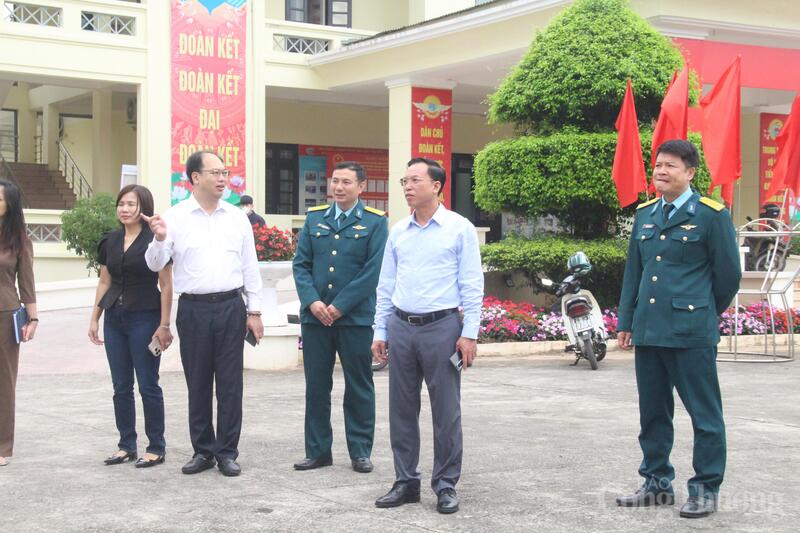 Ông Nguyễn Mạnh Hà - Bí thư Đảng ủy, Chủ tịch HĐND, Chủ tịch Uỷ ban Bầu cử phường Long Biên, TP. Hà Nội (thứ 2 từ trái sang) kiểm tra công tác bầu cử tại các khu vực bỏ phiếu trên địa bàn phường.