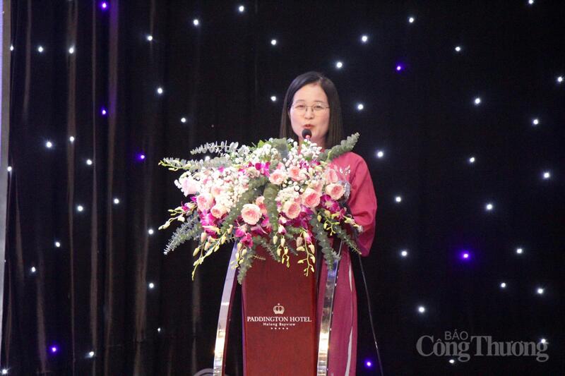 Tiến sĩ Hoàng Thị Hoà, Trưởng ban nữ công Trường Đại học Sao Đỏ trình bày tham luận về vai trò của cán bộ, giảng viên nữ trong công tác giảng dạy, nghiên cứu khoa học.