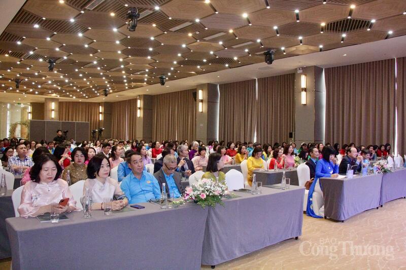 Các đại biểu tham dự hội nghị