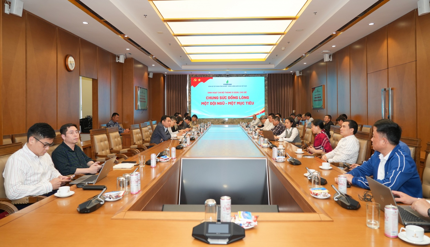 Đồng chí Lê Ngọc Sơn, Bí thư Đảng ủy, Chủ tịch HĐTV Tập đoàn sinh hoạt cùng Chi bộ Thăm dò - Khai thác. Đồng chí Lê Ngọc Sơn, Bí thư Đảng ủy, Chủ tịch HĐTV Tập đoàn sinh hoạt cùng Chi bộ Thăm dò - Khai thác.