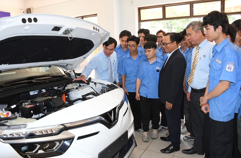 Thạc sĩ Nguyễn Ngọc Thạnh - Trưởng khoa Cơ khí Động lực Trường Cao đẳng Kỹ thuật Cao Thắng, giới thiệu công nghệ hiện đại xe ô tô điện VinFast VF8 với các bạn sinh viên tại sự kiện. Ảnh: Minh Khuê.