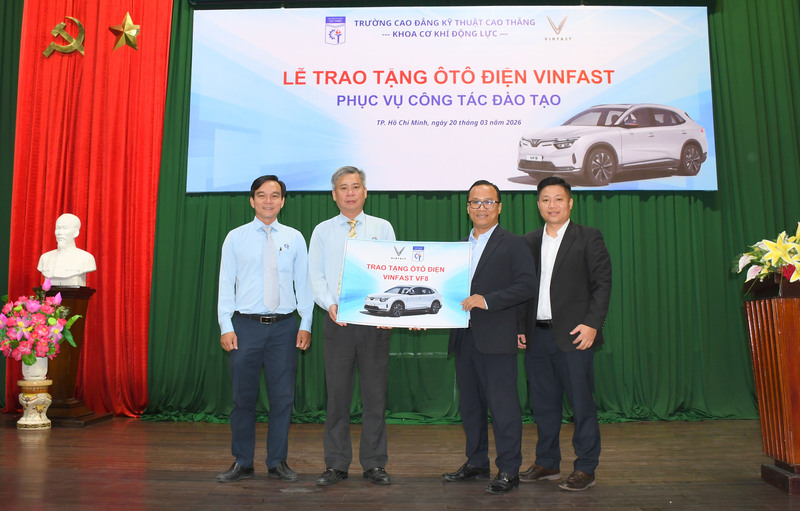 Đại diện VinFast, ông Nguyễn Viết Hưng - Trưởng phòng vận hành Hậu mãi ô tô VinFast Miền Nam 1, trao bảng xác nhận tài trợ xe ô tô điện VinFast VF8 cho TS. Lê Đình Kha - Hiệu trưởng Trường Cao đẳng Kỹ thuật Cao Thắng. Ảnh: Minh Khuê.
