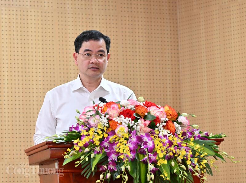 Vụ trưởng Vụ Kế hoạch Tài chính và Quản lý doanh nghiệp Bùi Huy Sơn báo cáo tình hình thực hiện dự toán ngân sách của Bộ năm 2025. Ảnh: Cấn Dũng