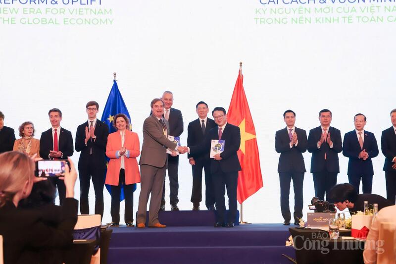 Phó Thủ tướng Hồ Đức Phớc và Cao ủy Síkela chứng kiến lễ trao Sách trắng EuroCham 2026 và các thỏa thuận hợp tác.