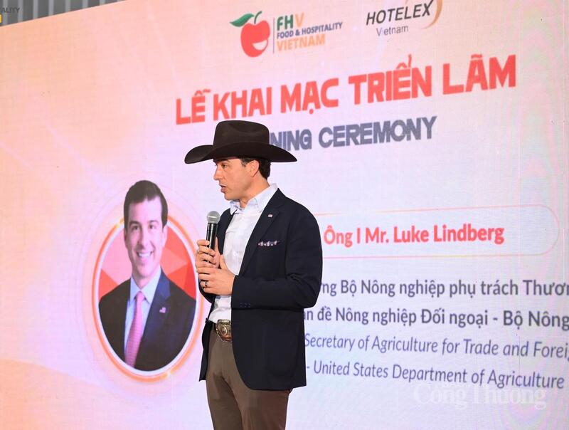 Ông Luke J. Lindberg, Thứ trưởng Bộ Nông nghiệp Hoa Kỳ phụ trách Thương mại và Nông nghiệp với nước ngoài phát biểu tại lễ khai mạc.