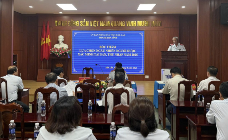 Thanh tra tỉnh Đắk Lắk tổ chức buổi bốc thăm lựa chọn ngẫu nhiên người được xác minh tài sản, thu nhập. Ảnh: Ngọc Giàu