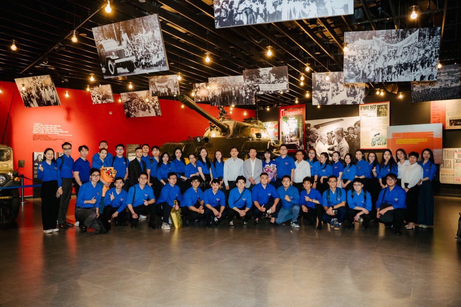 Tuôi trẻ PVI đến thăm quan trải nghiệm tại Bảo tàng Lịch sử Quân sự Việt Nam.