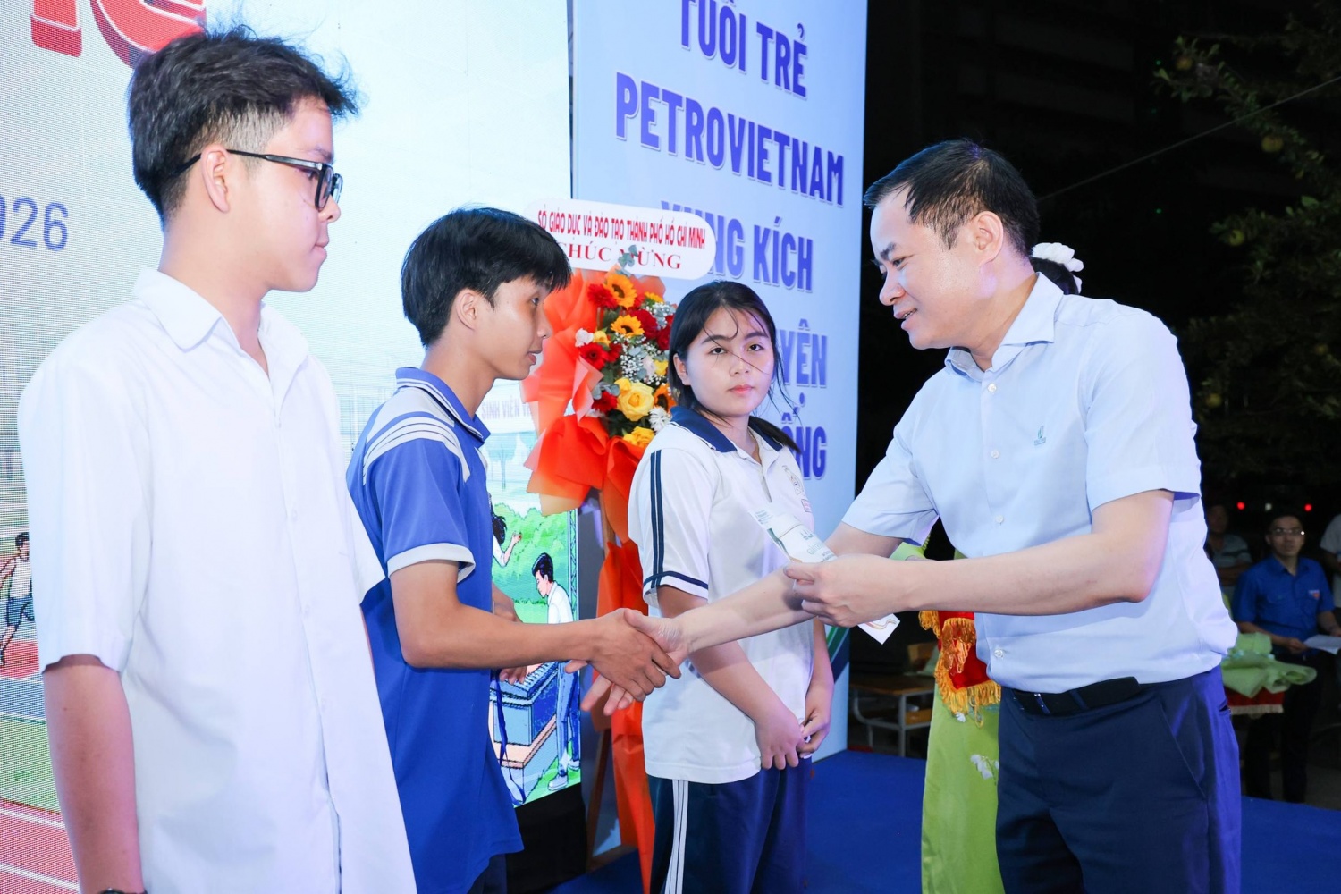 Chủ tịch HĐTV Petrovietnam Lê Ngọc Sơn trao các giải thưởng cho những tập thể đạt thành tích xuất sắc trong cuộc thi “Tìm hiểu ngành Dầu khí và Năng lượng”.