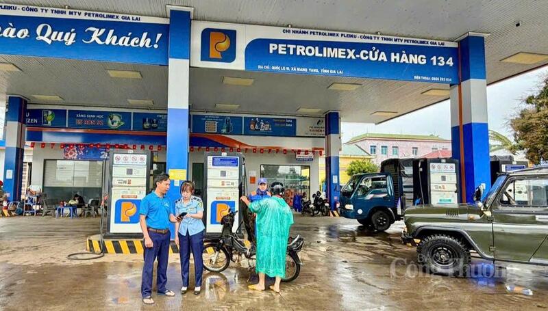 Lực lượng quản lý thị trường kiểm tra hoạt động kinh doanh xăng dầu.