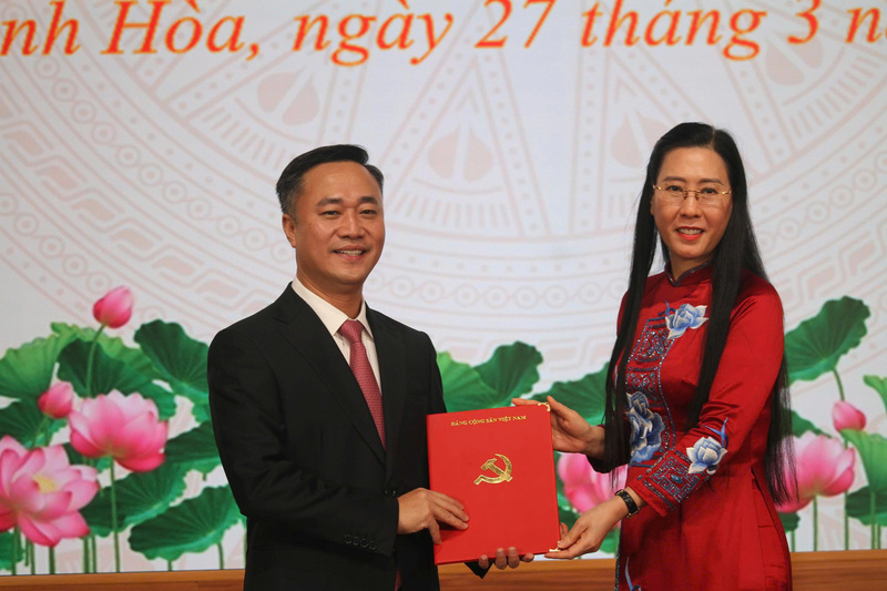 Ông Nguyễn Việt Hùng nhận quyết định của Ban Bí thư điều động giữ chức Phó Bí thư Tỉnh ủy Khánh Hòa.