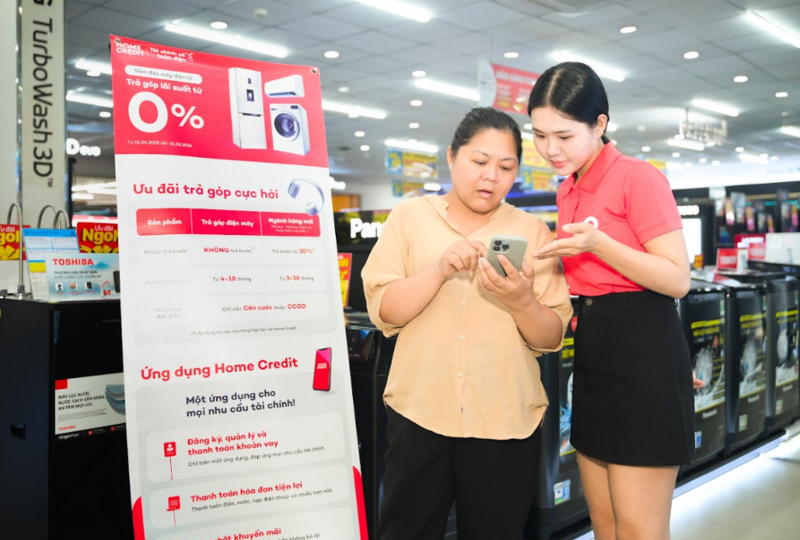 Nhân viên Home Credit tư vấn cho khách hàng. Ảnh: Home Credit