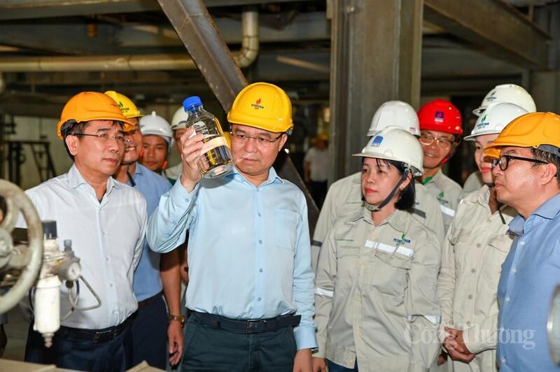 Quyền Bộ trưởng kiểm tra sản phẩm của Nhà máy Ethanol Dung Quất - Ảnh: Nam Nguyễn