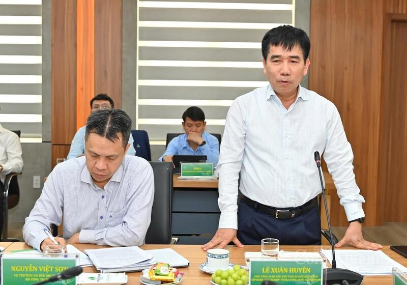 Phó Tổng giám đốc phụ trách Ban điều hành Petrovietnam Lê Xuân Huyên phát biểu tại buổi làm việc - Ảnh: Nam Nguyễn