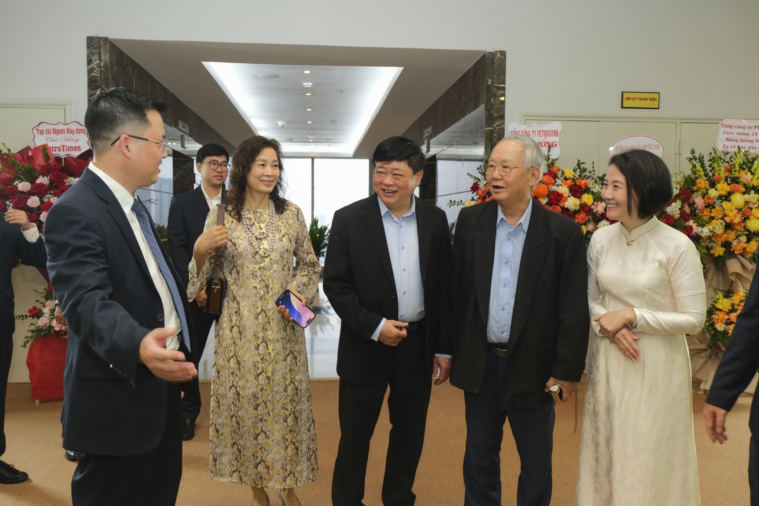 Nhà báo Nguyễn Như Phong - nguyên Tổng Biên tập, Thường trực Hội đồng Cố vấn Tạp chí Năng lượng Mới - PetroTimes Nhà báo Nguyễn Như Phong - nguyên Tổng Biên tập, Thường trực Hội đồng Cố vấn Tạp chí Năng lượng Mới - PetroTimes