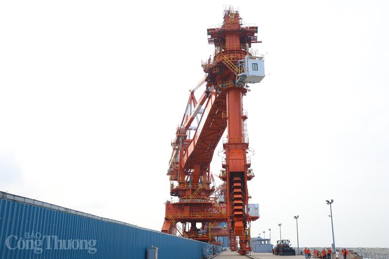 Hệ thống cảng nhập than và băng tải đã hoàn thành lắp đặt, đồng thời chạy thử thành công chuyến than đầu tiên phục vụ tổ máy số 1. Ảnh: Thanh Tuấn