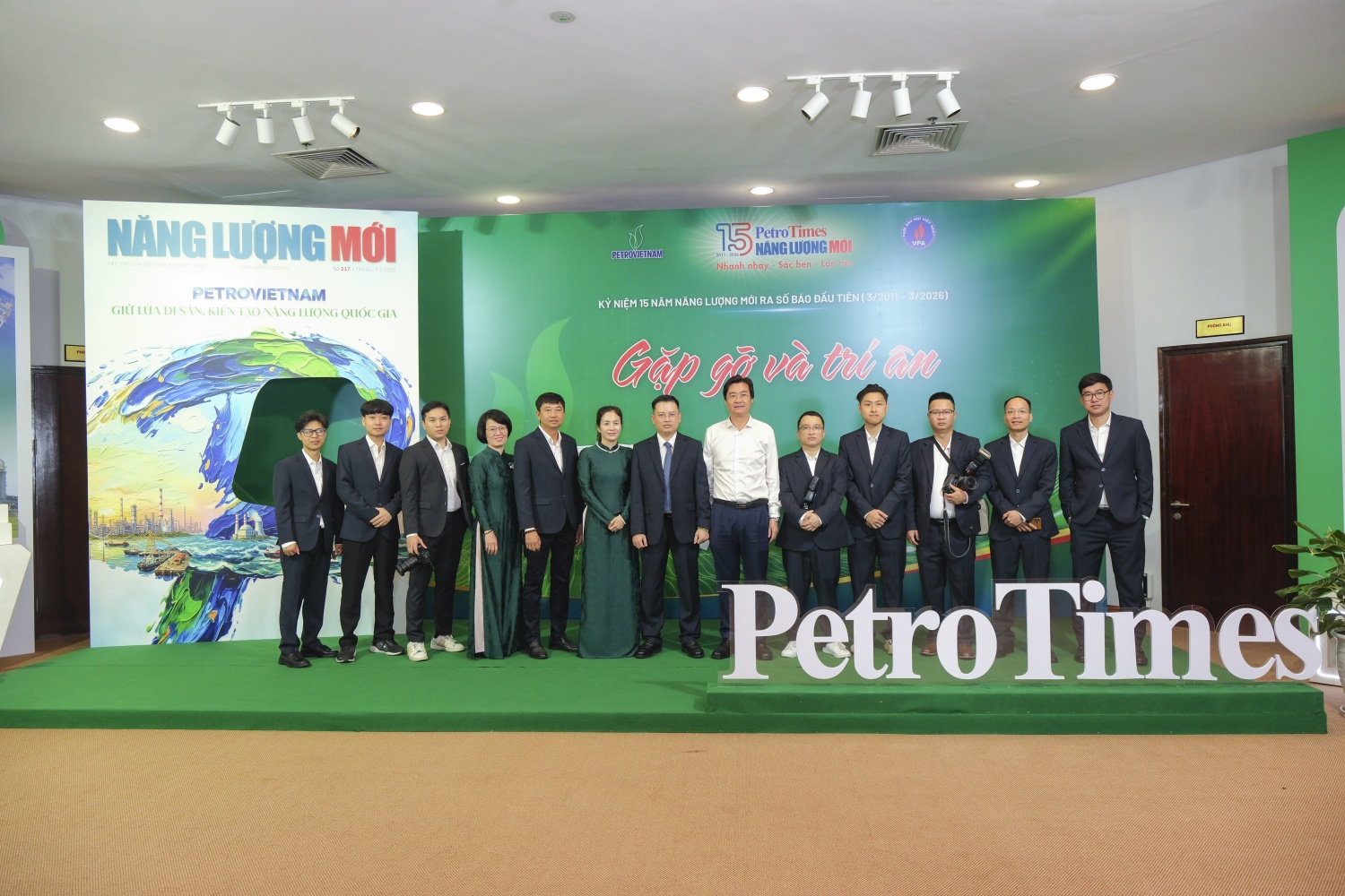 Ông Nguyễn Mạnh Kha - Chủ tịch Công đoàn Petrovietnam cùng đội ngũ phóng viên, biên tập viên Tạp chí Năng lượng Mới - Petrotimes Ông Nguyễn Mạnh Kha - Chủ tịch Công đoàn Petrovietnam cùng đội ngũ phóng viên, biên tập viên Tạp chí Năng lượng Mới - Petrotimes