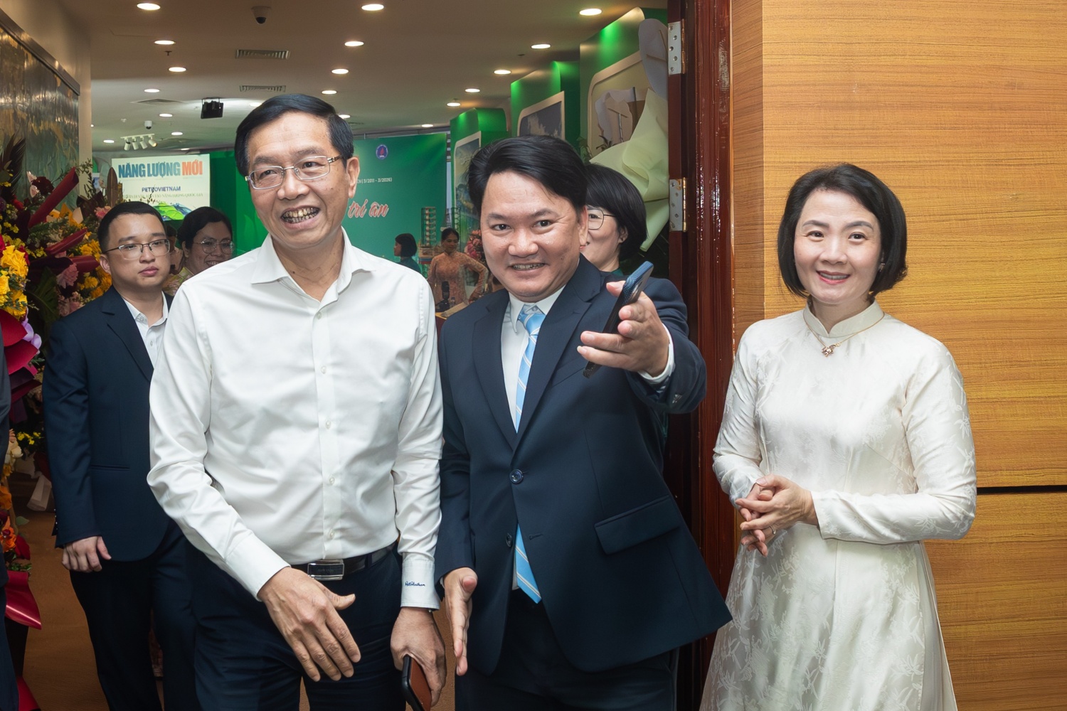 Tổng Biên tập Tạp chí Phạm Thuận Thiên cùng Phó Bí thư Thường trực Đảng ủy Petrovietnam Trần Quang Dũng Tổng Biên tập Tạp chí Phạm Thuận Thiên cùng Phó Bí thư Thường trực Đảng ủy Petrovietnam Trần Quang Dũng