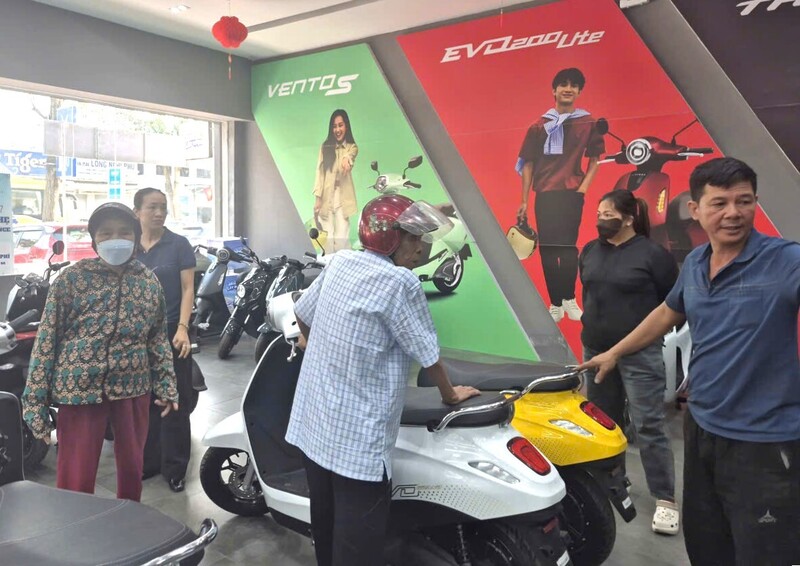 Các cửa hàng xe máy điện nhộn nhịp người đến xem và mua xe. Ảnh: Mai Liễu