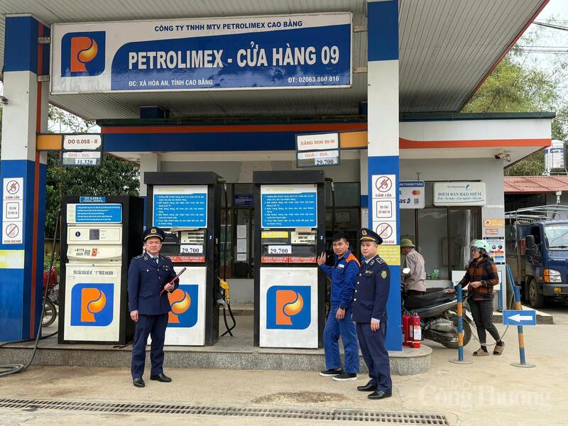Lực lượng Quản lý thị trường tỉnh Cao Bằng tăng cường kiểm tra hoạt động kinh doanh xăng dầu trên địa bàn. Ảnh: M.H