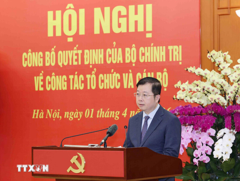 hoi-nghi-cong-bo-quyet-dinh-cua-bo-chinh-tri-ve-cong-tac-to-chuc-va-can-bo-01-4.jpg