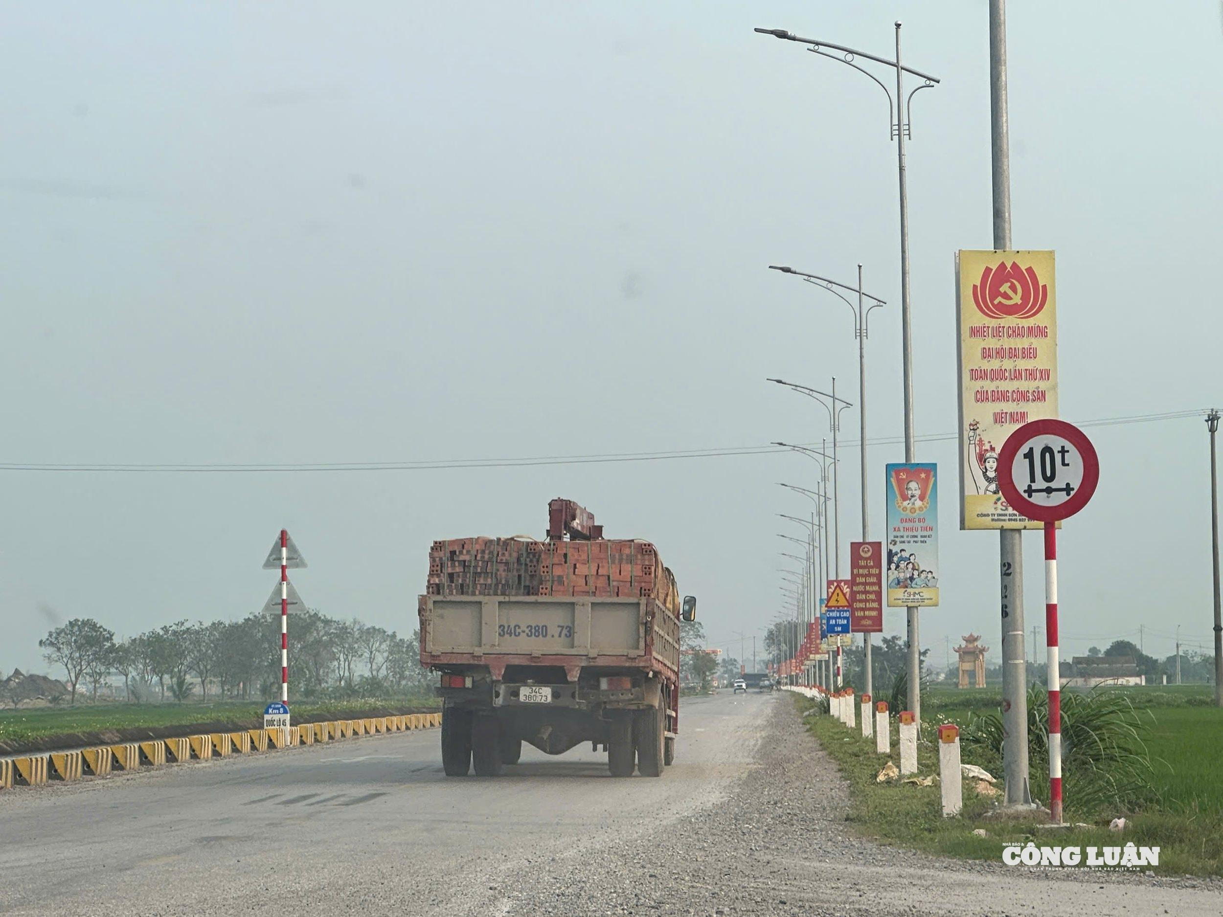 Chở hàng vượt quá kích thước thành thùng xe.