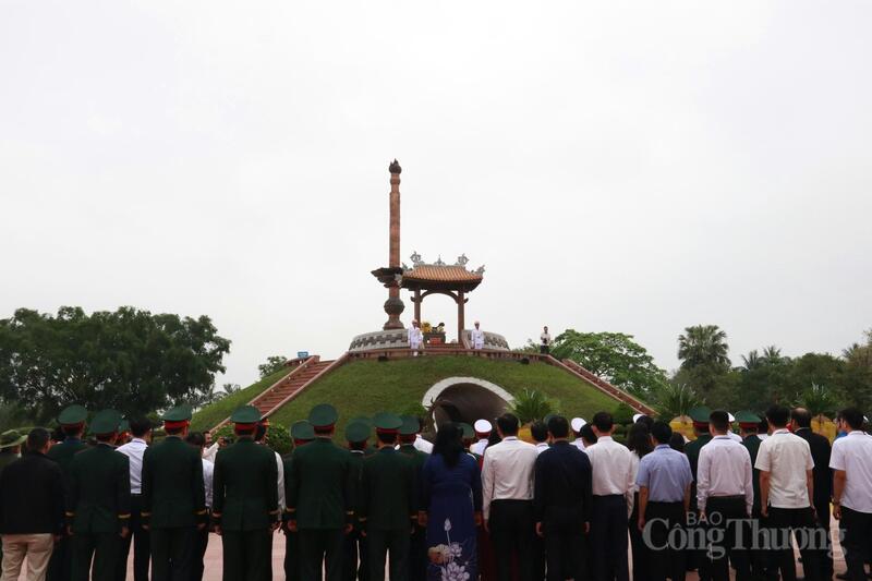 Các đại biểu làm lễ tại Thành cổ Quảng Trị
